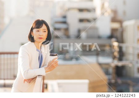 壁にぶつかり一人考え事をするミドルキャリアウーマン 124122243