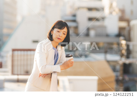 壁にぶつかり一人考え事をするミドルキャリアウーマン 124122251