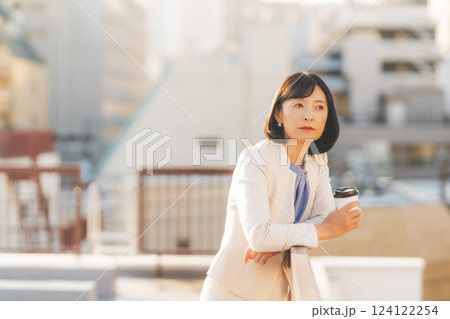 壁にぶつかり一人考え事をするミドルキャリアウーマン 124122254