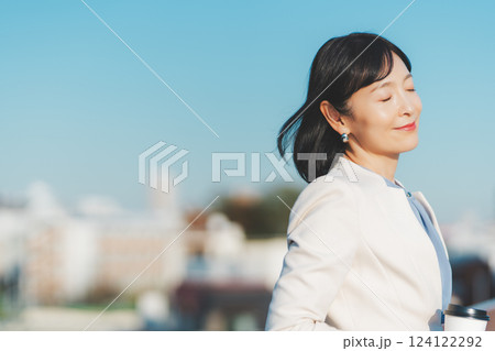 都会の風に吹かれるミドルキャリアウーマン 124122292