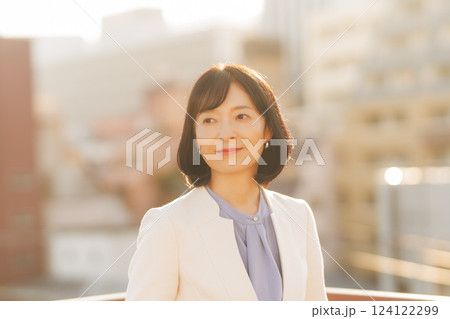 屋上で一休みするミドルキャリアウーマン 屋上で一休みするミドルキャリアウーマン 124122299