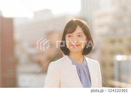 屋上で一休みするミドルキャリアウーマン 124122301