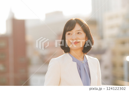 屋上で一休みするミドルキャリアウーマン 124122302