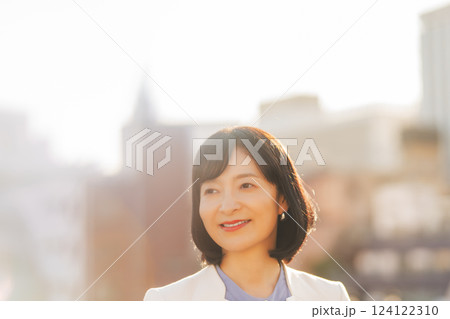 屋上で一休みするミドルキャリアウーマン 屋上で一休みするミドルキャリアウーマン 124122310