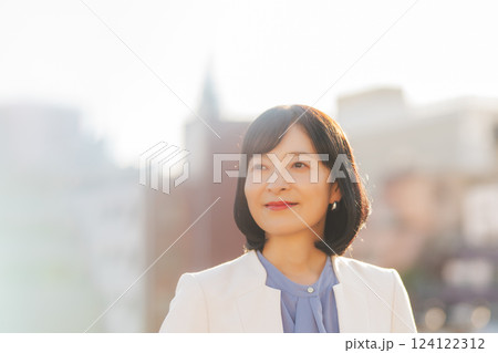 屋上で一休みするミドルキャリアウーマン 124122312