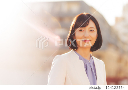 屋上で一休みするミドルキャリアウーマン 124122334