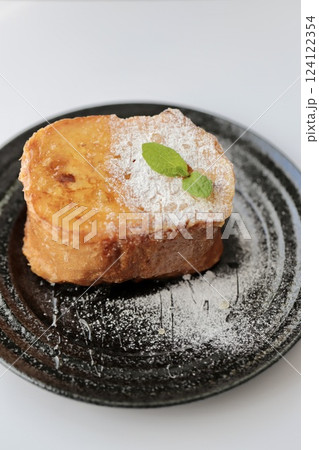 ハチミツをかけたフランスパンのフレンチトースト ハチミツをかけたフランスパンのフレンチトースト 124122354