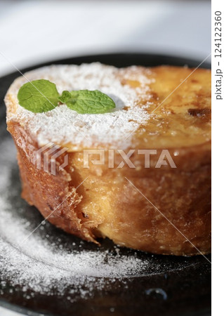 ハチミツをかけたフランスパンのフレンチトースト 124122360