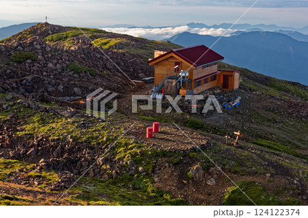 南アルプス・赤石岳山頂から見る赤石岳山頂避難小屋 南アルプス・赤石岳山頂から見る赤石岳山頂避難小屋 124122374