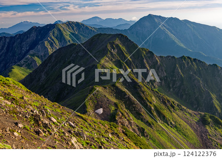 南アルプス・赤石岳山頂から見る荒川三山と南アルプス北部の山並み 124122376