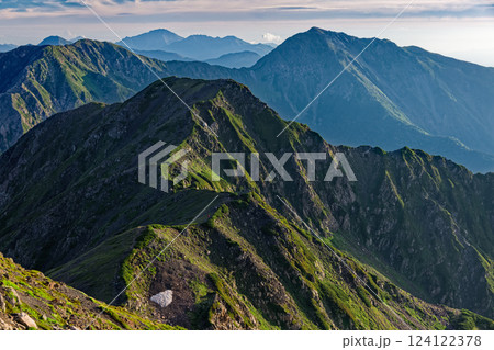 南アルプス・赤石岳山頂から見る朝の荒川岳・間ノ岳 南アルプス・赤石岳山頂から見る朝の荒川岳・間ノ岳 124122378