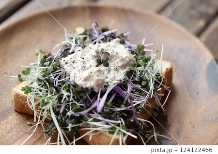 山盛り2種のプラウトとツナマヨのオープンサンド 124122466