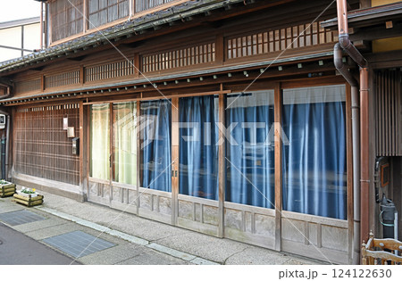 ひがし茶屋街の風情ある街並み 124122630