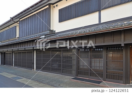 ひがし茶屋街の風情ある街並み 124122651