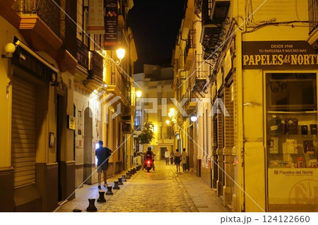 スペイン　セビリアの町並 124122660