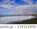 少し荒れた冬の茅ヶ崎海岸の波 124122692