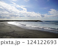 少し荒れた冬の茅ヶ崎海岸の波 124122693