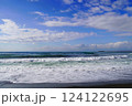 少し荒れた冬の茅ヶ崎海岸の波 124122695