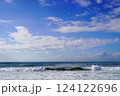 少し荒れた冬の茅ヶ崎海岸の波 124122696