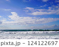 少し荒れた冬の茅ヶ崎海岸の波 124122697
