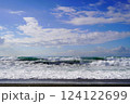 少し荒れた冬の茅ヶ崎海岸の波 124122699
