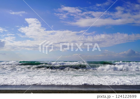 少し荒れた冬の茅ヶ崎海岸の波 124122699