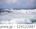 少し荒れた冬の茅ヶ崎海岸の波 124122887