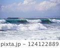 少し荒れた冬の茅ヶ崎海岸の波 124122889