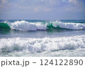 少し荒れた冬の茅ヶ崎海岸の波 124122890
