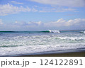 少し荒れた冬の茅ヶ崎海岸の波 124122891