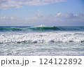 少し荒れた冬の茅ヶ崎海岸の波 124122892