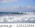 少し荒れた冬の茅ヶ崎海岸の波 124122894