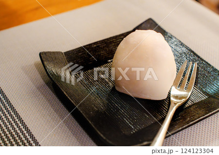 黒皿にのった和菓子の大福とフォーク 黒皿にのった和菓子の大福とフォーク 124123304