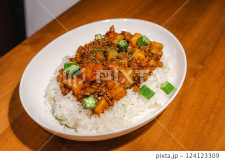 彩り豊かなドライカレーとキャベツスープの食卓 彩り豊かなドライカレーとキャベツスープの食卓 124123309