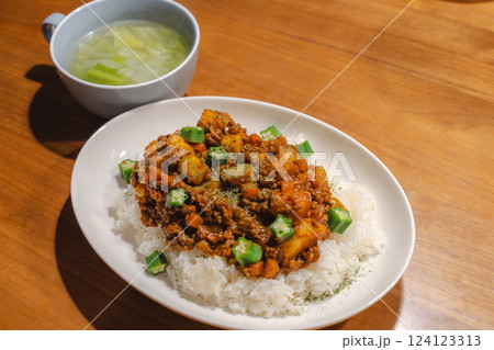 彩り豊かなドライカレーとキャベツスープの食卓 124123313