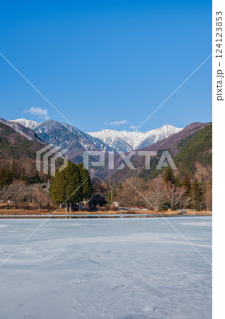 結氷した駒ヶ池と冠雪した中央アルプス【駒ヶ根高原】 124123853