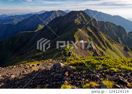 南アルプス・赤石岳稜線を行く登山者と北部の山並み 124124114