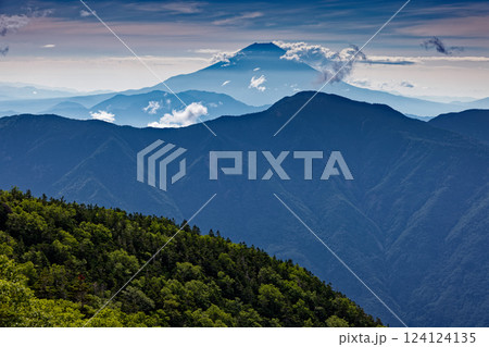 南アルプス・赤石岳稜線・富士見平から見る富士山 南アルプス・赤石岳稜線・富士見平から見る富士山 124124135