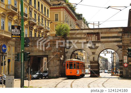 イタリアミラノ市街地を走る旧型トラム 124124180