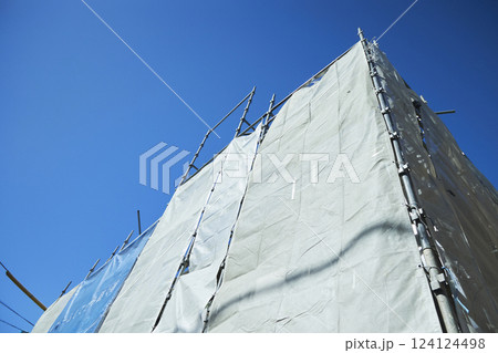 灰色のシートが敷かれた工事現場。住宅地でよく見かける工事現場の連続。日本の風景。 灰色のシートが敷かれた工事現場。住宅地でよく見かける工事現場の連続。日本の風景。 124124498