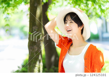 麦わら帽子をかぶった女性 124125101