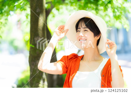 麦わら帽子をかぶった女性 124125102