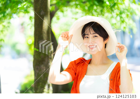 麦わら帽子をかぶった女性 麦わら帽子をかぶった女性 124125103