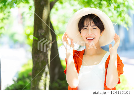 麦わら帽子をかぶった女性 124125105