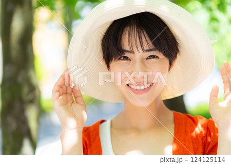 麦わら帽子をかぶった女性 麦わら帽子をかぶった女性 124125114