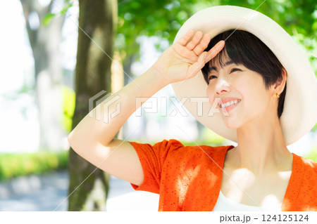 麦わら帽子をかぶった女性 麦わら帽子をかぶった女性 124125124