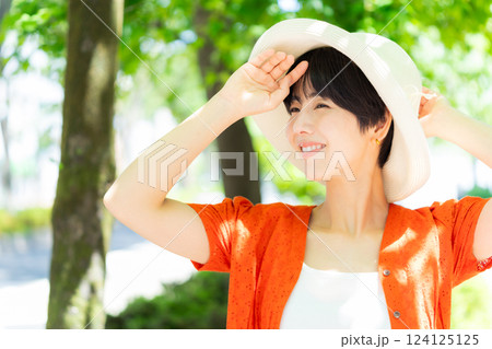 麦わら帽子をかぶった女性 124125125