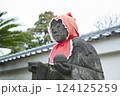 赤い頭巾をかぶった地蔵像。石像。日本の寺院の風景 124125259
