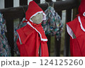 赤い頭巾をかぶった地蔵像。石像。日本の寺院の風景 124125260