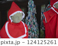 赤い頭巾をかぶった地蔵像。石像。日本の寺院の風景 124125261